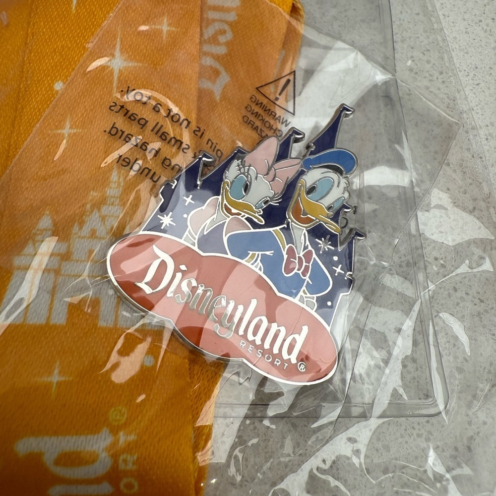 Set of 2 New Disney Lanyards and Pins Disneyland Donald Duck Daisy Duck - Picture 3 of 6